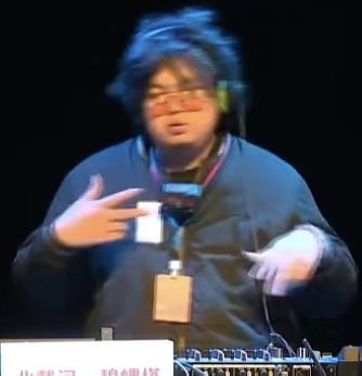 一位正在舞台上讲话的人